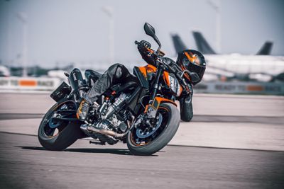 361975_MY21 KTM 890 DUKE_Action